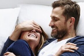 Un hombre con una forma abacteriana de prostatitis se beneficia de la intimidad con una mujer