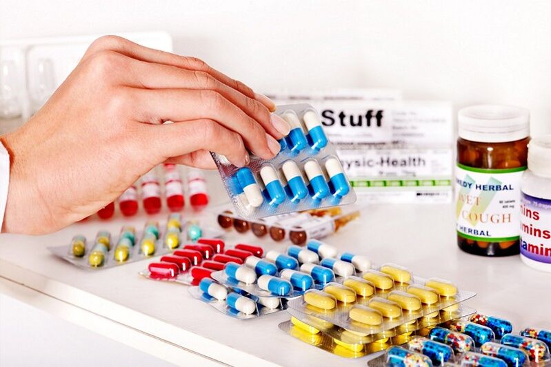 Un médico debe recetar medicamentos para el tratamiento de la prostatitis.